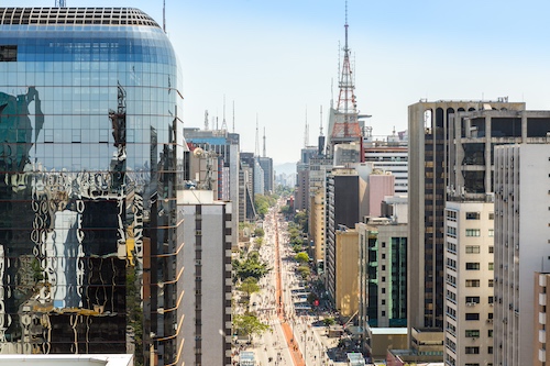 Vista da Avenida Paulista, sentido Consolação, em São Paulo / crédito: depositphoto.com